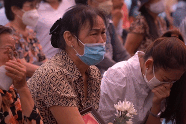 Người dân bật khóc tại tòa khi nghe những tội danh của "dì ghẻ"