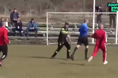 Trọng tài "chạy rẽ đất" vì bị cầu thủ đuổi đánh