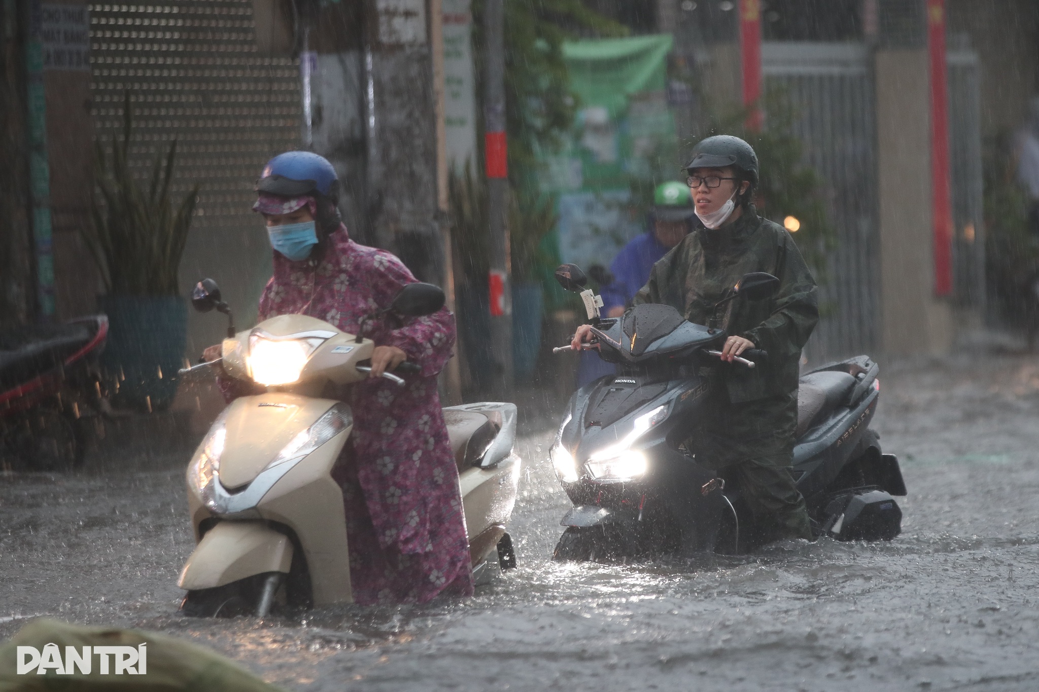 Mưa lớn, đường xá ngập nặng, nắp cống bung khắp nơi ở TP Thủ Đức - 4