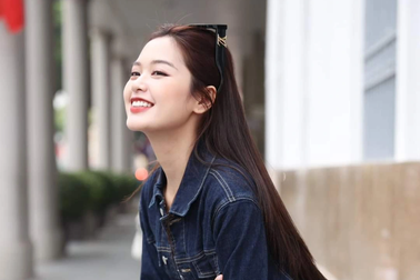 Nữ sinh xinh đẹp nhận làm "chị nuôi" của trẻ em vùng cao