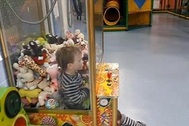 Nhóc con siêu quậy mắc kẹt trong máy gắp thú bông