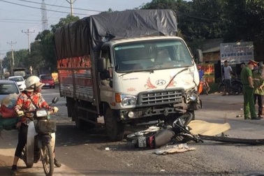 Va chạm với xe tải, 2 thanh niên đi xe máy tử vong tại chỗ