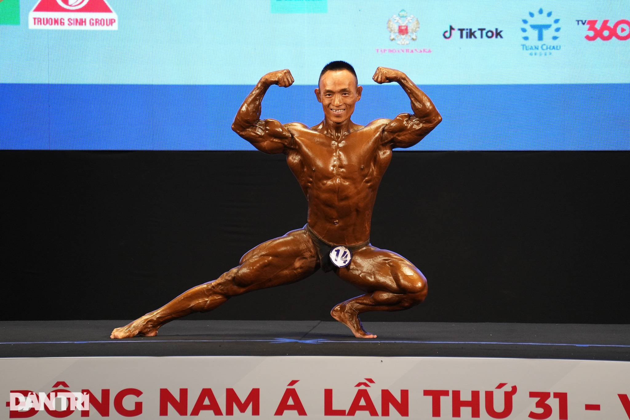 Chiêm ngưỡng cơ bắp cuồn cuộn của các lực sĩ vừa giành HCV môn Thể hình - 8 Chiêm ngưỡng cơ bắp cuồn cuộn của các lực sĩ vừa giành HCV môn Thể hình - 8
