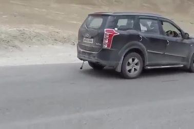 Bí ẩn ở ngọn đồi kỳ lạ nơi ô tô tắt máy vẫn tự lên dốc