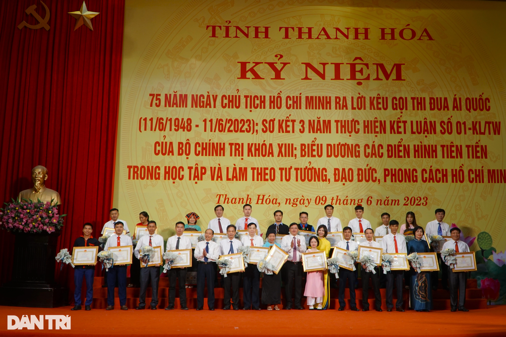 Cô giáo cầm bút bằng chân ở Thanh Hóa được tuyển dụng đặc cách - 4 Cô giáo cầm bút bằng chân ở Thanh Hóa được tuyển dụng đặc cách - 4