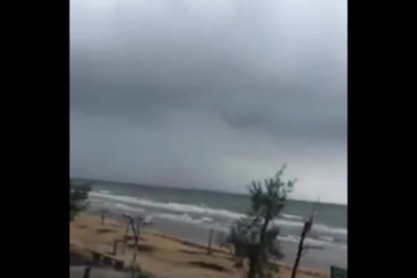 Vòi rồng xuất hiện trên vùng biển Cẩm Nhượng