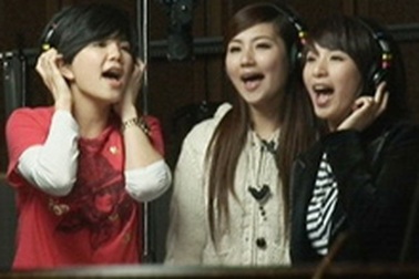 S.H.E thể hiện ca khúc chủ đề của Thế vận hội Bắc Kinh 2008