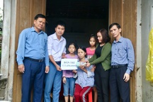 Nghẹn ngào cảnh hai đứa con thơ chăm mẹ những ngày chống chọi bệnh ung thư