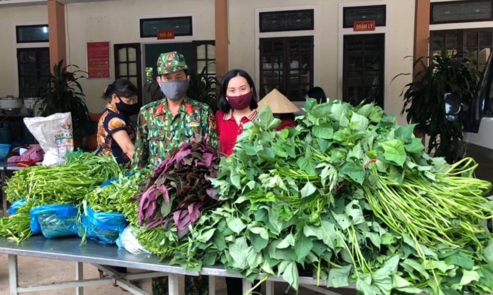 Người dân chung tay góp gạo, rau củ, quả… giúp bà con đang cách ly - 12 Người dân chung tay góp gạo, rau củ, quả… giúp bà con đang cách ly - 12