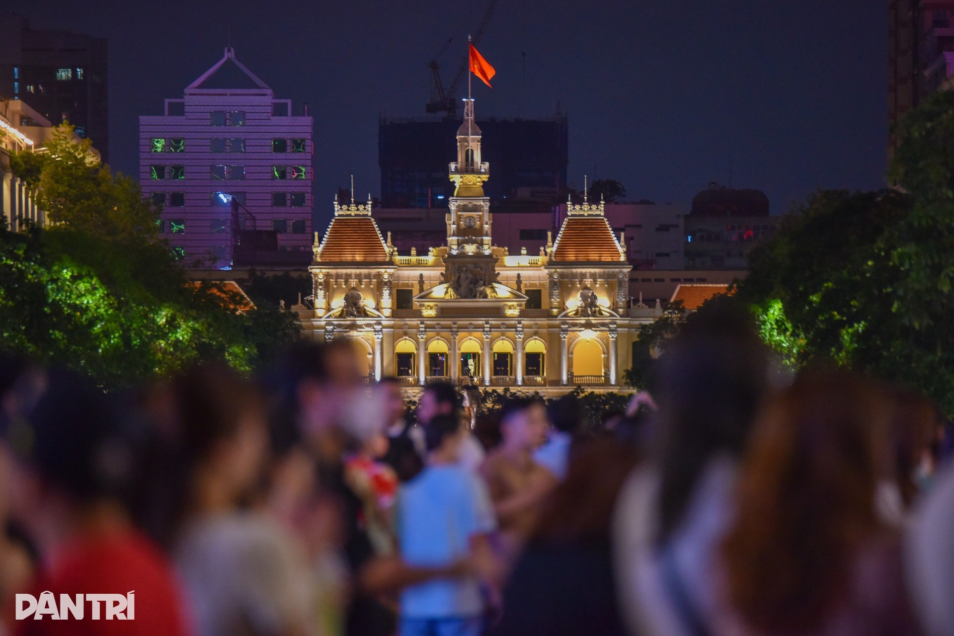 Người dân TPHCM đổ xuống phố vui chơi dịp 2/9 - 2 Người dân TPHCM đổ xuống phố vui chơi dịp 2/9 - 2
