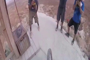 Rợn người với màn đổ dốc xe đạp trên sườn núi đá cheo leo