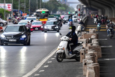 Người dân phá rào mở lối lao vào làn mới đường Nguyễn Xiển