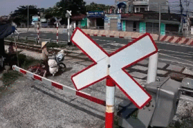Cố vượt đường sắt khi chắn đã hạ, người phụ nữ suýt trả giá bằng mạng sống