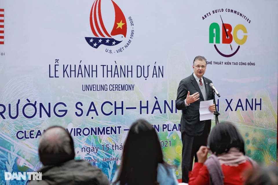 Đại sứ Mỹ khánh thành bức tranh tường 100m2 về chủ đề môi trường tại Hà Nội - 4 Đại sứ Mỹ khánh thành bức tranh tường 100m2 về chủ đề môi trường tại Hà Nội - 4
