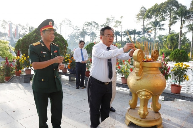 Phó Bí thư thường trực Tỉnh ủy, Trưởng đoàn Đại biểu Quốc hội tỉnh Tiền Giang thắp hương viếng mộ liệt sĩ.