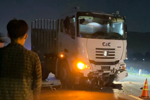 Xe máy lọt gầm ô tô, 2 người tử vong