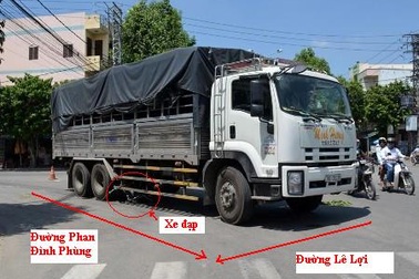 Xe tải nghiền nát xe đạp, nữ sinh viên thoát chết hy hữu