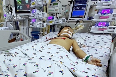 Rơi từ tầng 12 chung cư, bé trai thoát chết kỳ diệu