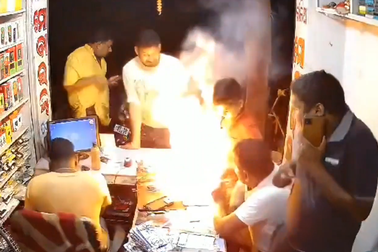 Clip khoảnh khắc pin smartphone phát nổ, bốc cháy dữ dội trên tay cậu bé
