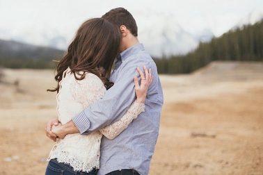 Gái xinh nức nở ôm bầu vì người tình giàu có "biến mất"