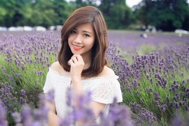 Ngắm vẻ yêu kiều của nữ thạc sĩ Việt giữa cánh đồng oải hương