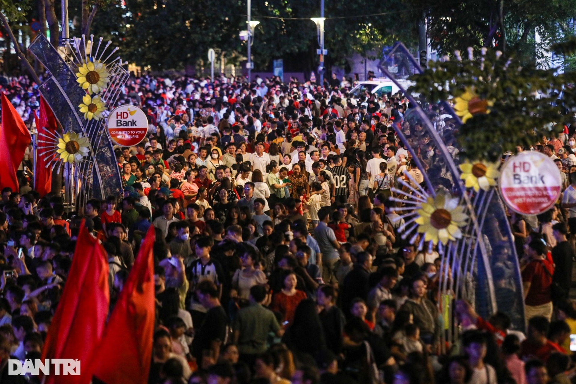 TPHCM: Rực rỡ cờ hoa, khát vọng và dấu ấn những thương hiệu ngân hàng - 14 TPHCM: Rực rỡ cờ hoa, khát vọng và dấu ấn những thương hiệu ngân hàng - 14