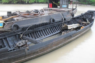 Cháy ghe chở gần 10.000 lít xăng dầu