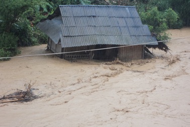 Nước tiếp tục lên nhanh, lại nguy cơ lũ quét ở Nghệ An