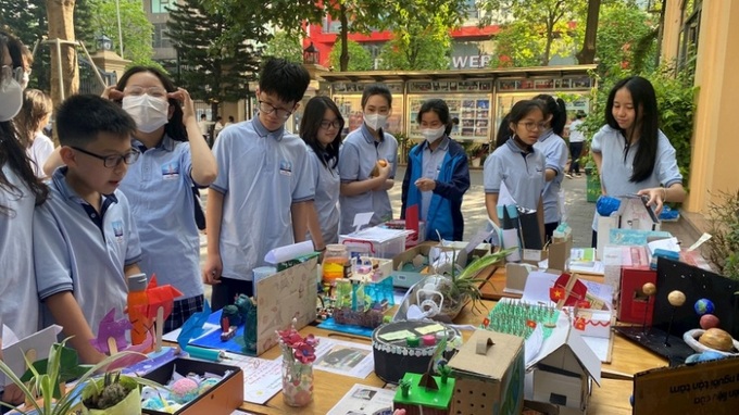 Học sinh Trường THCS - THPT Nguyễn Siêu trình diễn các công nghệ do học sinh phát triển.