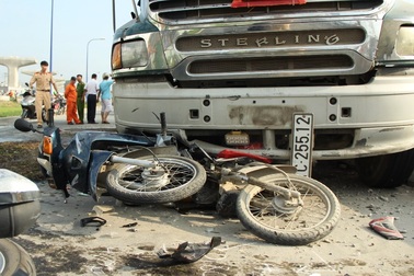 Xe bồn đâm hàng loạt xe máy, 7 người nhập viện