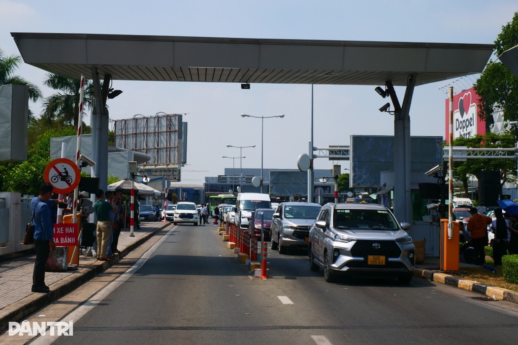 Thử nghiệm thu phí ô tô không dừng ở sân bay Tân Sơn Nhất - 3 Thử nghiệm thu phí ô tô không dừng ở sân bay Tân Sơn Nhất - 3
