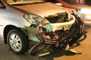 Ô tô vượt đèn đỏ kéo ngang xe máy 50m