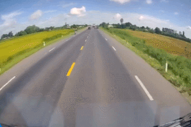 Nổi bật tuần qua: Xe con bất ngờ mất lái, lao thẳng vào ô tô ngược chiều