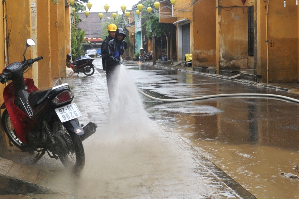Người Hội An tất tả dọn dẹp sau trận lụt lớn - 9 Người Hội An tất tả dọn dẹp sau trận lụt lớn - 9