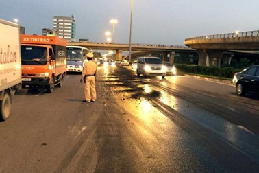 Hà Nội: Hàng km đường bóng nhẫy dầu, CSGT làm "cọc tiêu" phân làn