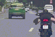 Công an tìm ra nhóm thanh niên nằm trên xe máy, lao vun vút ở TPHCM