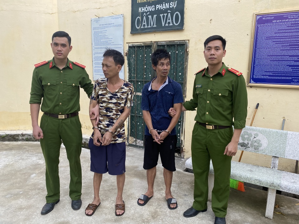 Phá tụ điểm ma túy dựng boong ke, dây thép gai giữa làng quê - 1 Phá tụ điểm ma túy dựng boong ke, dây thép gai giữa làng quê - 1