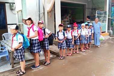 Cụ bà 81 tuổi gần 20 năm đưa đón học sinh từ nhà đến trường