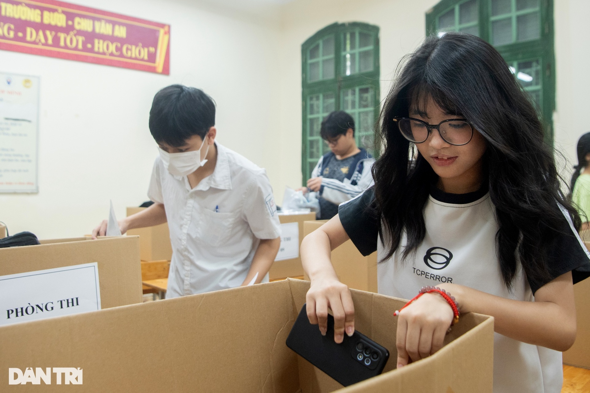 Sĩ tử Hà Nội lo lắng tới mất ngủ, dậy sớm đi làm thủ tục thi lớp 10 - 5 Sĩ tử Hà Nội lo lắng tới mất ngủ, dậy sớm đi làm thủ tục thi lớp 10 - 5