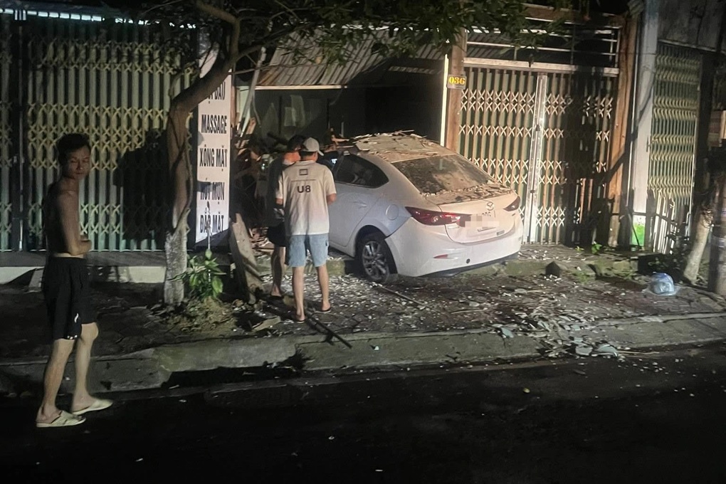 Tài xế Mazda đâm xe Lexus, bỏ chạy rồi lao vào nhà dân - 1 Tài xế Mazda đâm xe Lexus, bỏ chạy rồi lao vào nhà dân - 1