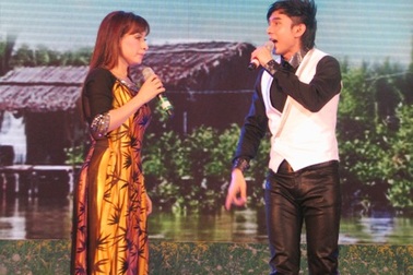 "Sôi sùng sục" cùng "vợ chồng" Đan Trường - Phi Nhung