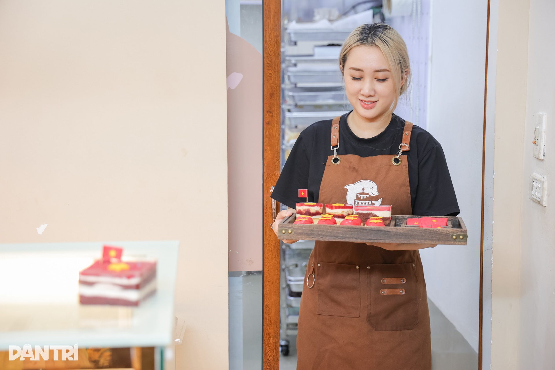 Cà phê yêu nước rực đỏ khắp Hà Nội, bán cả trăm cốc/ngày - 10 Cà phê yêu nước rực đỏ khắp Hà Nội, bán cả trăm cốc/ngày - 10