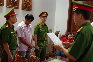 Khai thác rừng trái phép, xuất bán sang Trung Quốc