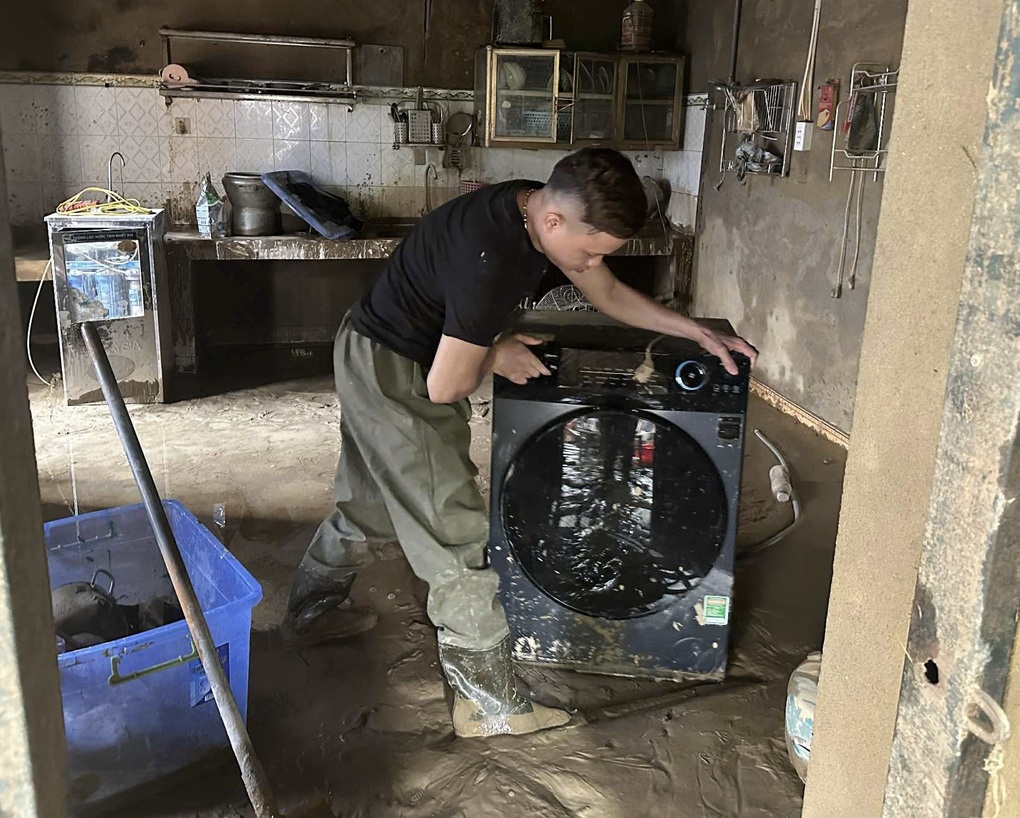 Anh thợ cắt tóc mừng phát khóc khi tìm lại được 3 chỉ vàng sau lũ - 3 Anh thợ cắt tóc mừng phát khóc khi tìm lại được 3 chỉ vàng sau lũ - 3