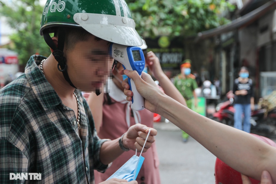 Hà Nội: Xử phạt hàng loạt trường hợp không đeo khẩu trang nơi công cộng - 2 Hà Nội: Xử phạt hàng loạt trường hợp không đeo khẩu trang nơi công cộng - 2