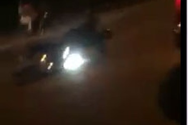 Bị truy đuổi,  lái xe ô tô liều lĩnh ép ngã xe cảnh sát cơ động