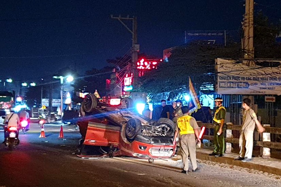 Ô tô lộn nhiều vòng trên cầu, văng trúng một phụ nữ đi xe máy - 1 Ô tô lộn nhiều vòng trên cầu, văng trúng một phụ nữ đi xe máy - 1