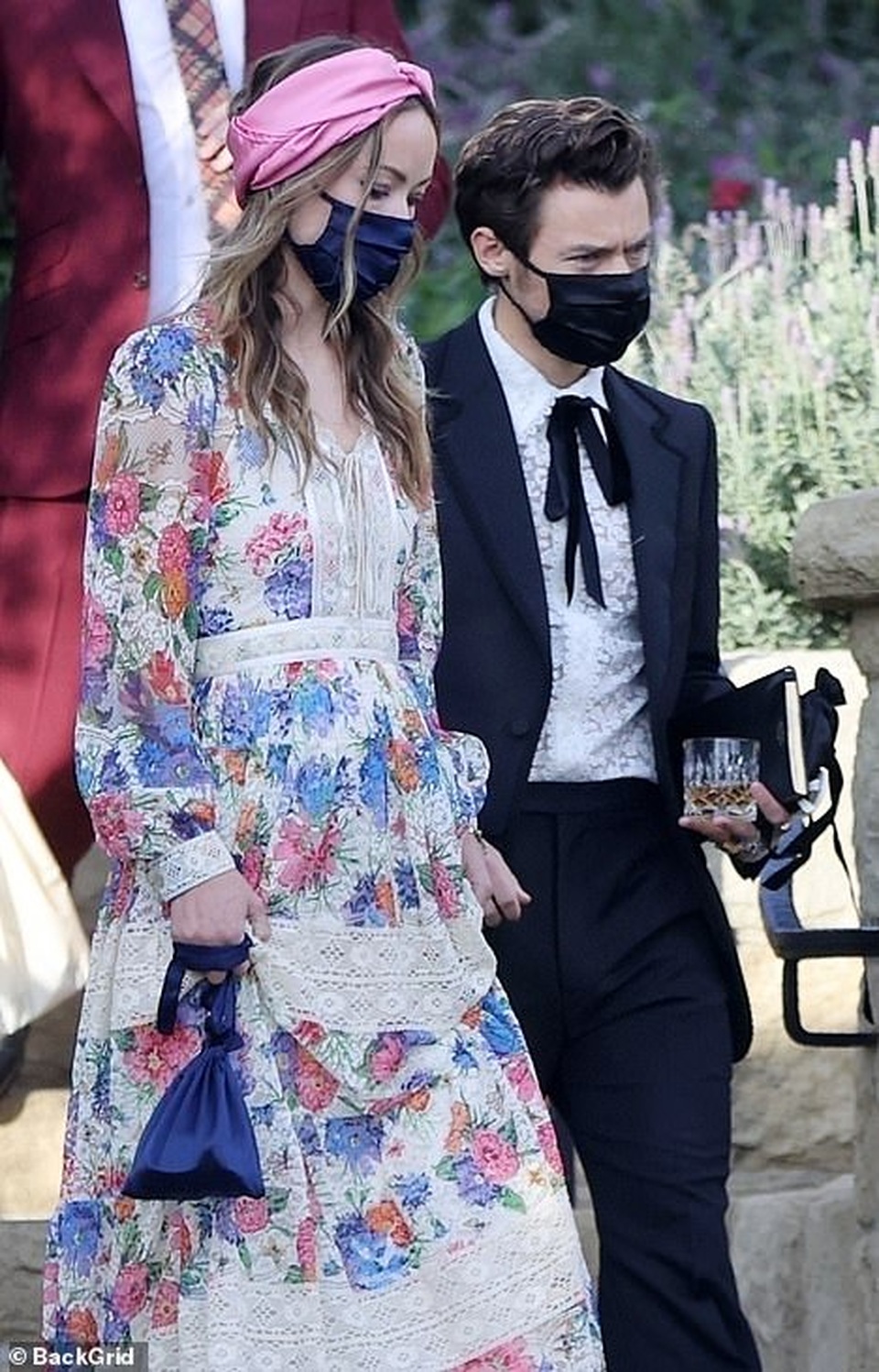 Lộ ảnh Harry Styles nắm tay bạn gái hơn 10 tuổi - 2