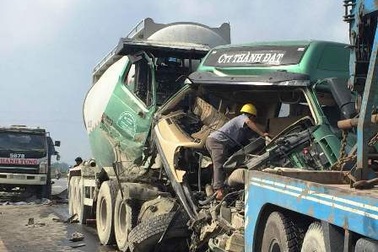 Xe bồn nát bét đầu sau tai nạn, tài xế thoát chết may mắn