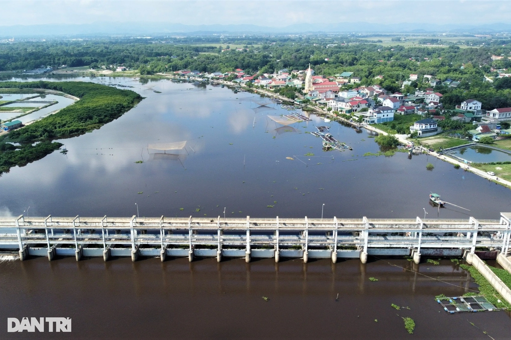 Nhóm nam sinh cứu 2 trẻ rơi xuống cống nước - 1